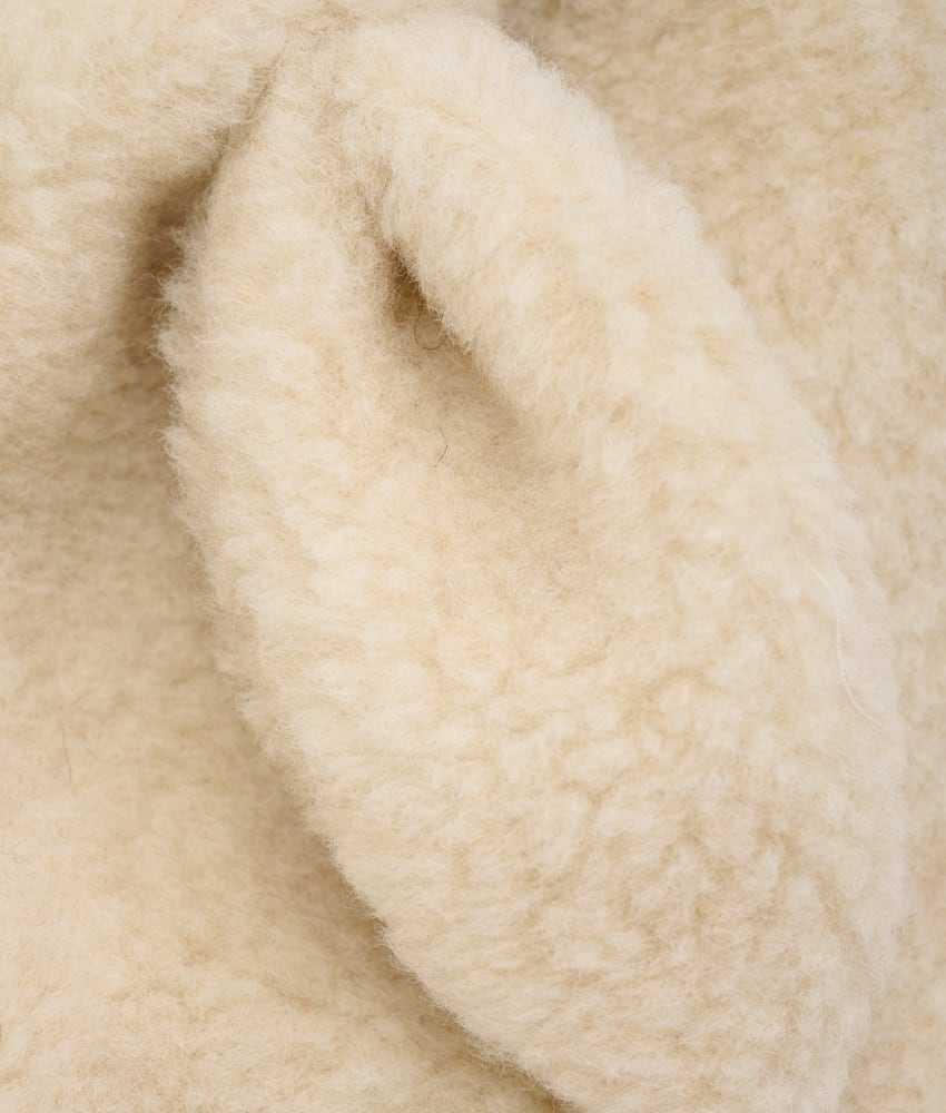 Supersøt og varm balaclava med søte ører i 100% merinoull teddy fra danske Huttelihut. Luen er foret med myk bomull som gjør den ekstra varm og vindtett på kalde dager. Ribbekanten rundt ansiktet er i bomull som gjør at den ikke klør. Vaskes fint på 30 grader ullprogram med vaskemiddel for ull/silke. Tørkes flatt.