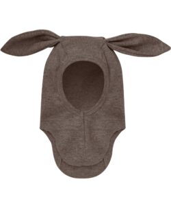 ydelig HUTTEliHUT balaclava i myk ullribb. HUTTEliHUT balaclavaen har en rund hodeform med to søte lange kaninører på toppen, og en smal, elastisk ribbekant rundt ansiktet, som sikrer god passform. Luen har en praktisk splittdesign med ekstra lengde bak. Laget av 97% merinoull og 3% elastan. Produktet er kjent for sin holdbarhet hvis det behandles riktig: Vask det kun når det er nødvendig. Velg et skånsomt ullvaskemiddel. Ikke bruk tøymykner. Velg alltid et skånsomt ullvaskeprogram i maskin, og vreng plagget på vrangen. Bruk et lavt sentrifugeringsprogram. Form plagget når det er vått. Bruk lunkent vann for håndvask og unngå å vri det opp. Trykk forsiktig med et håndkle for å fjerne overflødig vann. Legg flatt på et håndkle for å tørke – ikke legg på en radiator eller i en tørketrommel.
