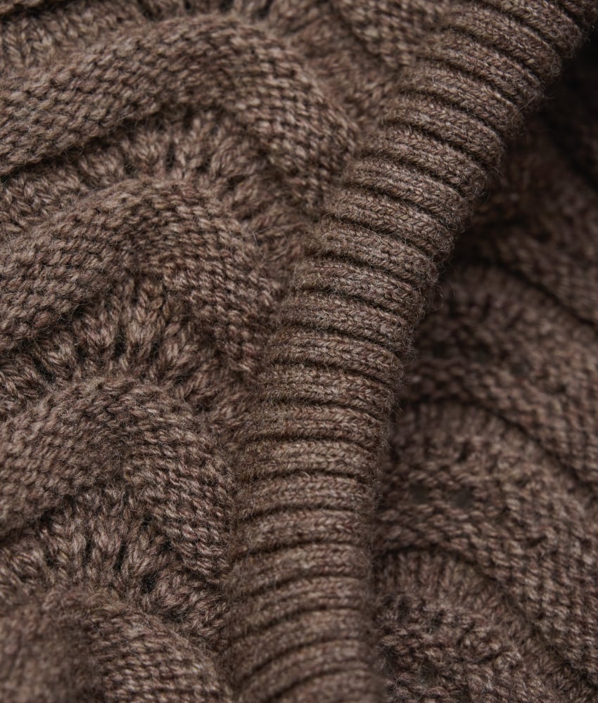 Myk HUTTEliHUT lue med vakre strikkedetaljer. HUTTEliHUT luen har en rund hodeform, og ansiktsåpningen har en elastisk ribbekant som sikrer god passform. Luen er strikket i 70% merinoull og 30% kashmir, med et mykt strikket bomullsfôr.