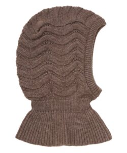 Myk HUTTEliHUT lue med vakre strikkedetaljer. HUTTEliHUT luen har en rund hodeform, og ansiktsåpningen har en elastisk ribbekant som sikrer god passform. Luen er strikket i 70% merinoull og 30% kashmir, med et mykt strikket bomullsfôr.