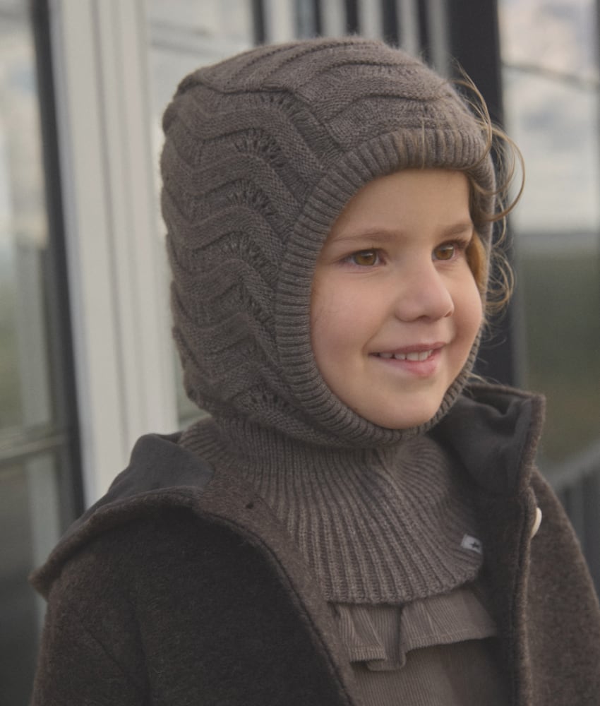 Myk HUTTEliHUT lue med vakre strikkedetaljer. HUTTEliHUT luen har en rund hodeform, og ansiktsåpningen har en elastisk ribbekant som sikrer god passform. Luen er strikket i 70% merinoull og 30% kashmir, med et mykt strikket bomullsfôr. Dette produktet er kjent for sin holdbarhet hvis det stelles riktig: Vask det kun når det er nødvendig. Velg et skånsomt ullvaskemiddel. Ikke bruk tøymykner. Velg alltid skånsom ullvask i maskin, og vreng plagget. Bruk et lavt sentrifugeringsprogram. Form plagget mens det er vått. For håndvask, bruk lunkent vann og unngå å vri det opp; trykk forsiktig med et håndkle for å fjerne overflødig vann. Legg flatt på et håndkle for å tørke – ikke legg på en radiator eller i en tørketrommel.