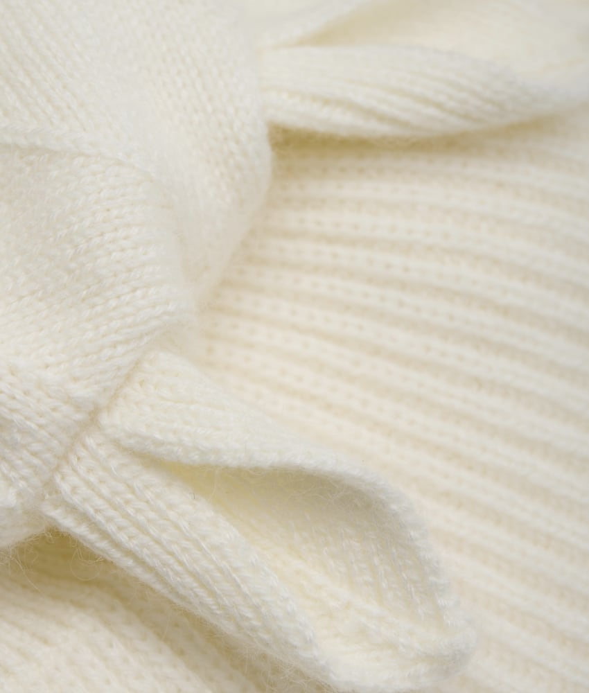 Fin og myk HUTTEliHUT-balaclava. Finstrikket med små ører på begge sider. Luen har en strikket ribbekant rundt åpningen for å sikre god passform. Laget av 70% merinoull og 30% kashmir. Kan vaskes på 30 grader ullprogram med vaskemiddel for ull/silke. Tørkes flatt. Sertifisert med Standard 100 fra OEKO-TEX®.