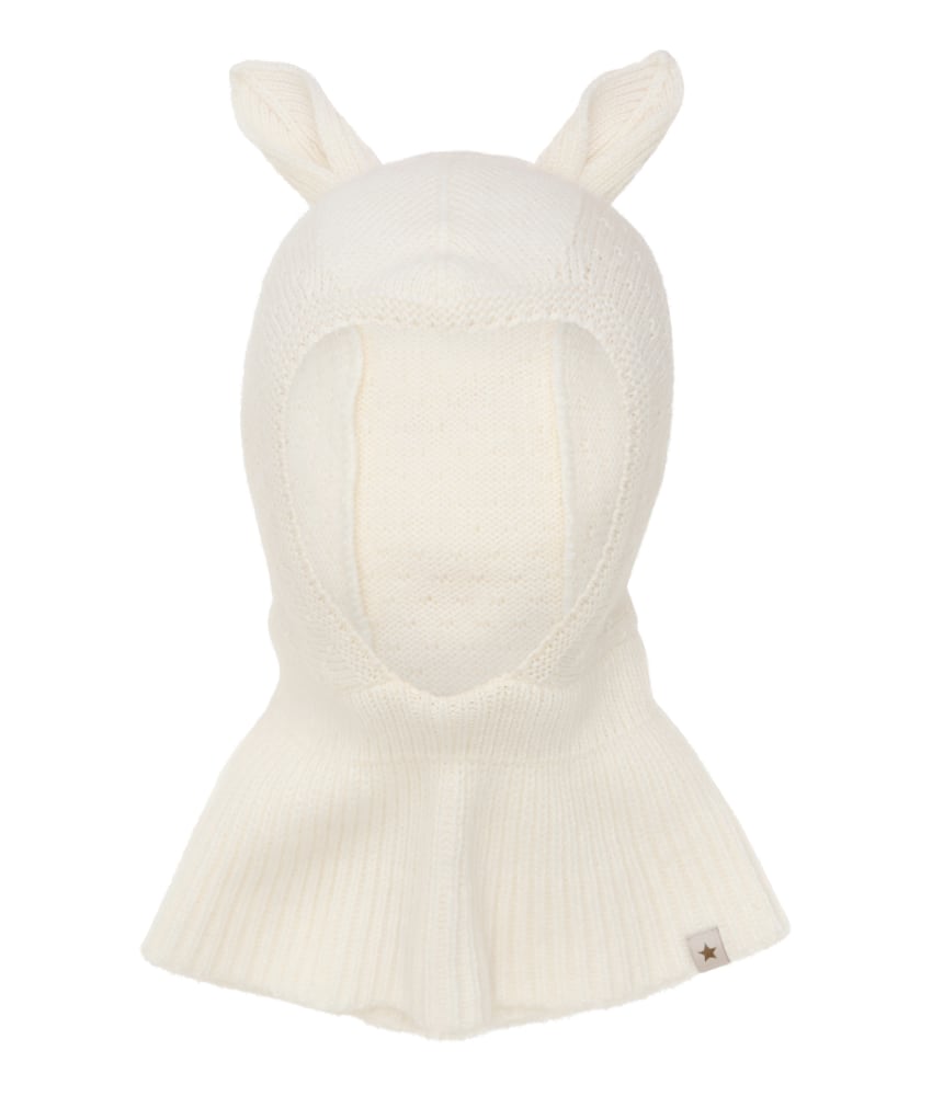 Fin og myk HUTTEliHUT-balaclava. Finstrikket med små ører på begge sider. Luen har en strikket ribbekant rundt åpningen for å sikre god passform. Laget av 70% merinoull og 30% kashmir. Kan vaskes på 30 grader ullprogram med vaskemiddel for ull/silke. Tørkes flatt. Sertifisert med Standard 100 fra OEKO-TEX®.