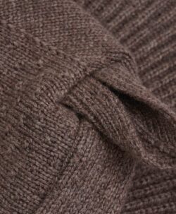 Fin og myk HUTTEliHUT-balaclava. Finstrikket med små ører på begge sider. Luen har en strikket ribbekant rundt åpningen for å sikre god passform. Laget av 70% merinoull og 30% kashmir. Kan vaskes på 30 grader ullprogram med vaskemiddel for ull/silke. Tørkes flatt. Sertifisert med Standard 100 fra OEKO-TEX®.