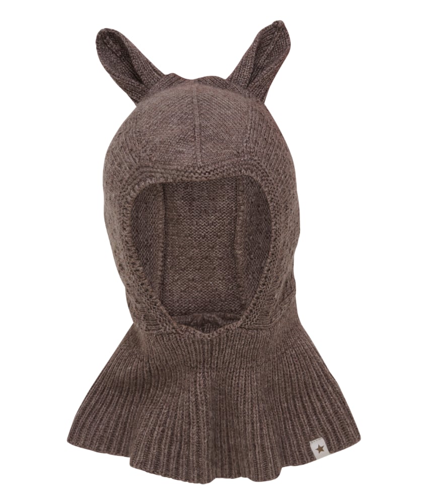 Fin og myk HUTTEliHUT-balaclava. Finstrikket med små ører på begge sider. Luen har en strikket ribbekant rundt åpningen for å sikre god passform. Laget av 70% merinoull og 30% kashmir. Kan vaskes på 30 grader ullprogram med vaskemiddel for ull/silke. Tørkes flatt. Sertifisert med Standard 100 fra OEKO-TEX®.