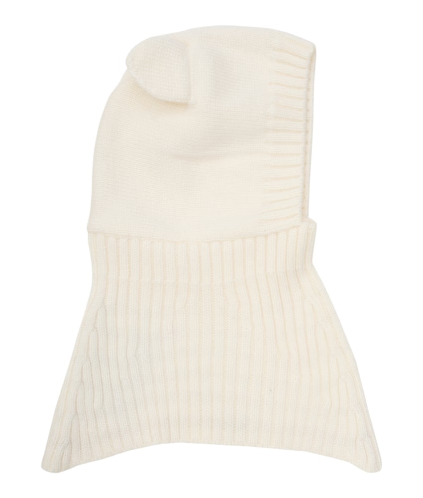 Fin og myk HUTTEliHUT-balaclava. Finstrikket med små ører på begge sider. Luen har en strikket ribbekant rundt åpningen for å sikre god passform. Laget av 70% merinoull og 30% kashmir. Kan vaskes på 30 grader ullprogram med vaskemiddel for ull/silke. Tørkes flatt. Sertifisert i henhold til OEKO-TEX® STANDARD 100.