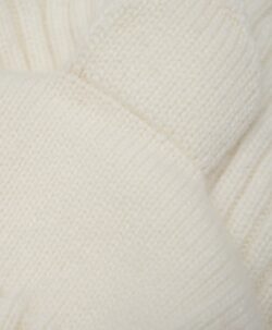 Fin og myk HUTTEliHUT-balaclava. Finstrikket med små ører på begge sider. Luen har en strikket ribbekant rundt åpningen for å sikre god passform. Laget av 70% merinoull og 30% kashmir. Kan vaskes på 30 grader ullprogram med vaskemiddel for ull/silke. Tørkes flatt. Sertifisert i henhold til OEKO-TEX® STANDARD 100.