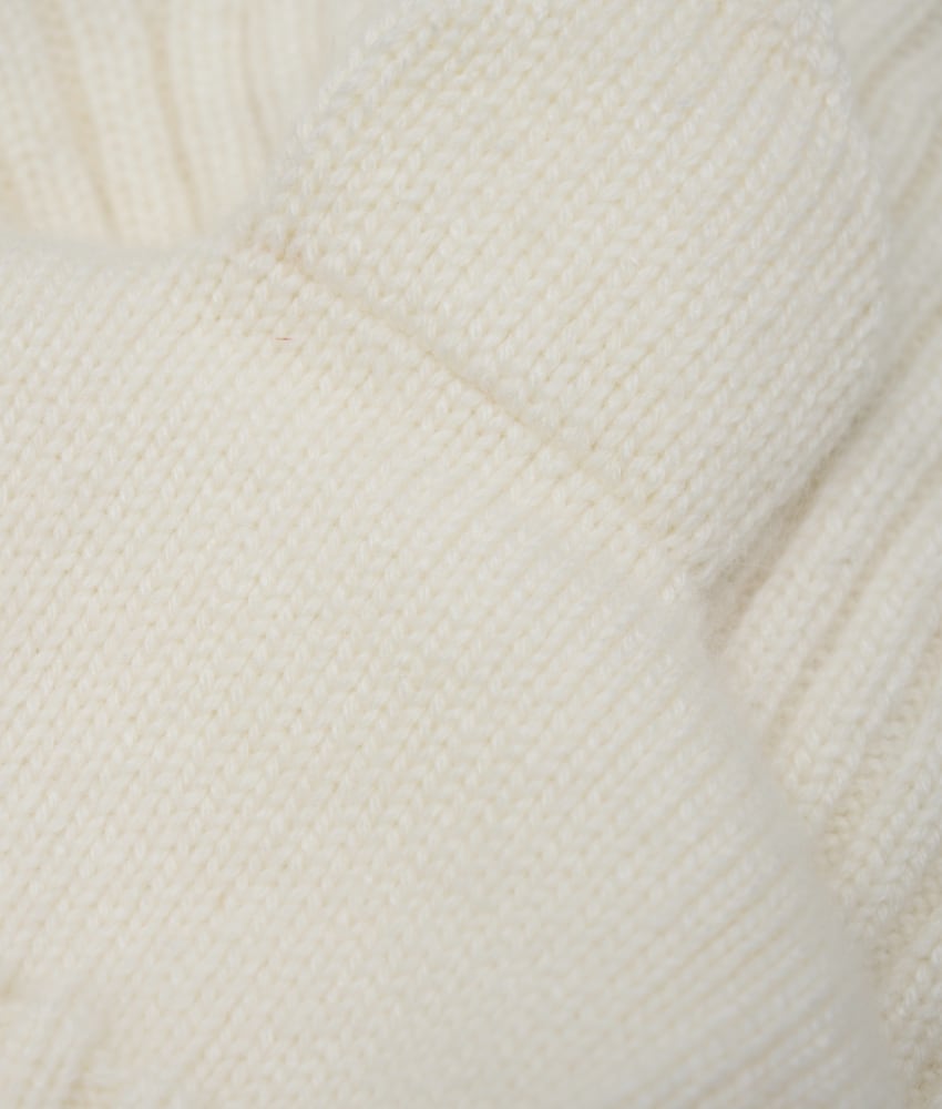 Fin og myk HUTTEliHUT-balaclava. Finstrikket med små ører på begge sider. Luen har en strikket ribbekant rundt åpningen for å sikre god passform. Laget av 70% merinoull og 30% kashmir. Kan vaskes på 30 grader ullprogram med vaskemiddel for ull/silke. Tørkes flatt. Sertifisert i henhold til OEKO-TEX® STANDARD 100.