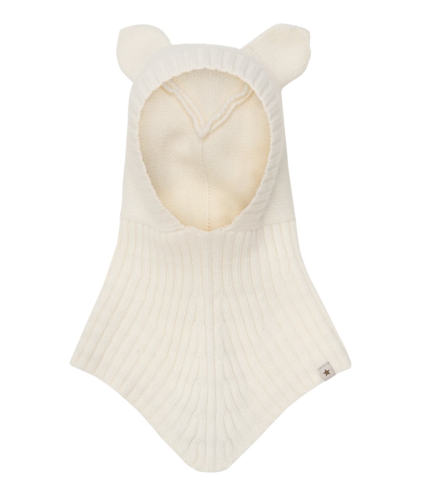 Fin og myk HUTTEliHUT-balaclava. Finstrikket med små ører på begge sider. Luen har en strikket ribbekant rundt åpningen for å sikre god passform. Laget av 70% merinoull og 30% kashmir. Kan vaskes på 30 grader ullprogram med vaskemiddel for ull/silke. Tørkes flatt. Sertifisert i henhold til OEKO-TEX® STANDARD 100.