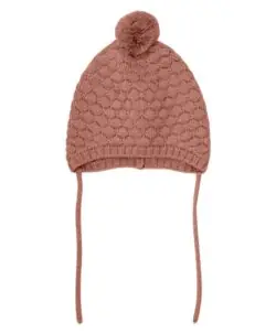 Søt HUTTEliHUT lue i strikkekvalitet. Luen har en rund hodeform, noe som gir den et fint klassisk utseende med søte detaljer og en dusk på toppen. HUTTEliHUT luen har knyting rundt haken, noe som sikrer en god passform. Luen er strikket i luksuriøs og komfortabel 100% merinoull. Sertifisert i henhold til OEKO-TEX® STANDARD 100. 