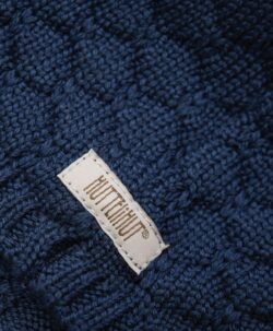 Søt HUTTEliHUT lue i strikkekvalitet. Luen har en rund hodeform, noe som gir den et fint klassisk utseende med søte detaljer og en dusk på toppen. HUTTEliHUT luen har knyting rundt haken, noe som sikrer en god passform. Luen er strikket i luksuriøs og komfortabel 100% merinoull. Sertifisert i henhold til OEKO-TEX® STANDARD 100.