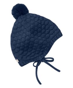 Søt HUTTEliHUT lue i strikkekvalitet. Luen har en rund hodeform, noe som gir den et fint klassisk utseende med søte detaljer og en dusk på toppen. HUTTEliHUT luen har knyting rundt haken, noe som sikrer en god passform. Luen er strikket i luksuriøs og komfortabel 100% merinoull. Sertifisert i henhold til OEKO-TEX® STANDARD 100.