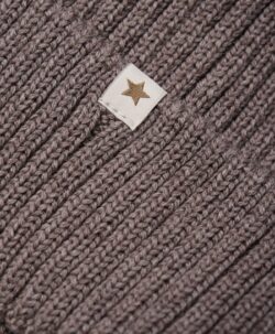 Nydelig HUTTEliHUT lue i ribbestrikket materiale. HUTTEliHUT-luen har en rund hodeform og en bred kant med brett. Strikket materiale er strikket i myk 100% merinoull. Sertifisert i henhold til OEKO-TEX® STANDARD 100.  Dette produktet er kjent for sin holdbarhet hvis det behandles riktig: Vask det kun når det er nødvendig. Velg et skånsomt ullvaskemiddel. Ikke bruk tøymykner. Velg alltid skånsom ullvask i maskin, og vreng plagget. Bruk lav sentrifugering. Form plagget mens det er vått. Bruk lunkent vann for håndvask og unngå å vri det opp. Trykk forsiktig med et håndkle for å fjerne overflødig vann. Legg plagget flatt på et håndkle for å tørke – ikke legg det på en radiator eller i en tørketrommel.