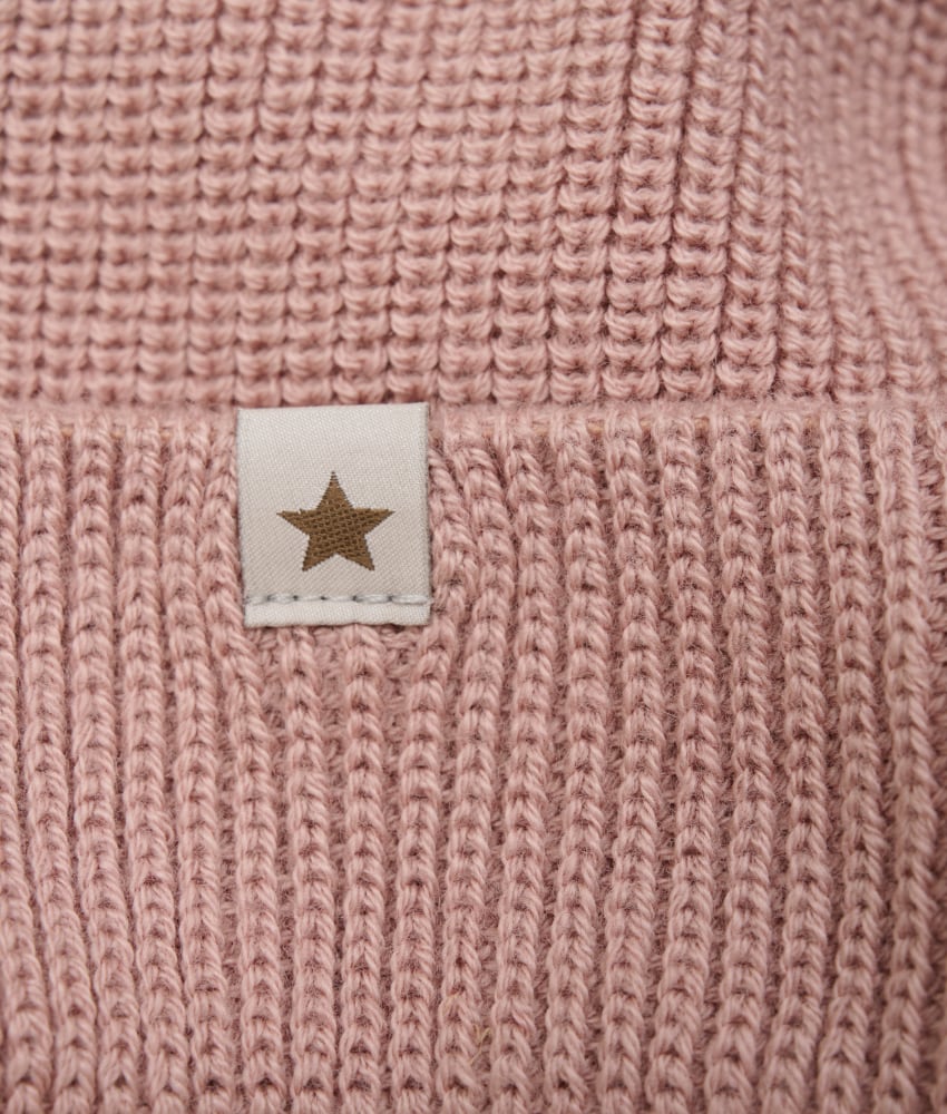 HUTTEliHUT lue i ribbestrikk, laget av 50% merinoull og 50% bomull. Luen har en rund form og en bred mansjett. Ved vask, velg et skånsomt ullvaskemiddel. Ikke bruk tøymykner. Velg alltid skånsom ullvask i maskin, og vreng plagget. Bruk et lavt sentrifugeringsprogram. Form plagget mens det er vått. For håndvask, bruk lunkent vann og unngå å vri det opp. Trykk forsiktig med et håndkle for å fjerne overflødig vann. Legg det flatt på et håndkle for å tørke – ikke legg det på en radiator eller i en tørketrommel.