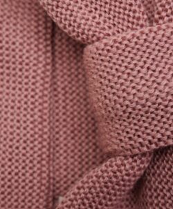 Nydelig strikket HUTTEliHUT pannebånd laget av 70% merinoull og 30% kashmir med fin detalj i midten. Pannebåndet er elastisk og herlig mykt. 