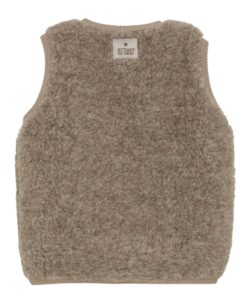 Søt vest fra HUTTEliHUT. Vesten har en fin V-hals som åpnes og lukkes foran med knapper. Perfekt å bruke som et lag over en genser for ekstra varme. Vesten er laget av 100% merinoull i teddy-tekstur med fôr, noe som sikrer en varm og komfortabel passform. Ved vask bruk et skånsomt ullvaskemiddel. Ikke bruk tøymykner. Velg alltid skånsom ullvask i maskin, og vreng plagget. Bruk et lavt sentrifugeringsprogram. Form plagget når det er vått. For håndvask, bruk lunkent vann og unngå å vri det opp. Trykk forsiktig med et håndkle for å fjerne overflødig vann. Legg flatt på et håndkle for å tørke – ikke legg på en radiator eller i en tørketrommel.