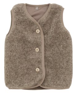 Søt vest fra HUTTEliHUT. Vesten har en fin V-hals som åpnes og lukkes foran med knapper. Perfekt å bruke som et lag over en genser for ekstra varme. Vesten er laget av 100% merinoull i teddy-tekstur med fôr, noe som sikrer en varm og komfortabel passform. Ved vask bruk et skånsomt ullvaskemiddel. Ikke bruk tøymykner. Velg alltid skånsom ullvask i maskin, og vreng plagget. Bruk et lavt sentrifugeringsprogram. Form plagget når det er vått. For håndvask, bruk lunkent vann og unngå å vri det opp. Trykk forsiktig med et håndkle for å fjerne overflødig vann. Legg flatt på et håndkle for å tørke – ikke legg på en radiator eller i en tørketrommel.