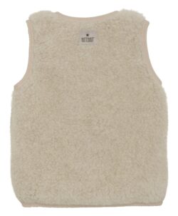 Søt vest fra HUTTEliHUT. Vesten har en fin V-hals som åpnes og lukkes foran med knapper. Perfekt å bruke som et lag over en genser for ekstra varme. Vesten er laget av 100% merinoull i teddy-tekstur med fôr, noe som sikrer en varm og komfortabel passform. Ved vask bruk et skånsomt ullvaskemiddel. Ikke bruk tøymykner. Velg alltid skånsom ullvask i maskin, og vreng plagget. Bruk et lavt sentrifugeringsprogram. Form plagget når det er vått. For håndvask, bruk lunkent vann og unngå å vri det opp. Trykk forsiktig med et håndkle for å fjerne overflødig vann. Legg flatt på et håndkle for å tørke – ikke legg på en radiator eller i en tørketrommel.