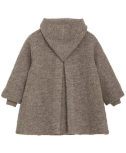 Vakker kåpe fra HUTTEliHUT med fine treknapper, lommer på sidene og en hette. Den tovede ulla er laget av 80% merinoull og 20% polyester. Kan vaskes i maskin på ullprogram 30 grader med vaskemiddel for ull/silke. Strekkes litt og tørkes flatt. Vårt tips er å ikke legge ull rett på varmekabler siden temperaturforskjell gjør at ullen krymper. 