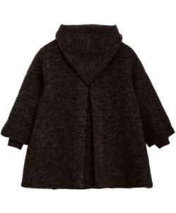 Vakker kåpe fra HUTTEliHUT med fine treknapper, lommer på sidene og en hette. Den tovede ulla er laget av 80% merinoull og 20% polyester. Kan vaskes i maskin på ullprogram 30 grader med vaskemiddel for ull/silke. Strekkes litt og tørkes flatt. Vårt tips er å ikke legge ull rett på varmekabler siden temperaturforskjell gjør at ullen krymper. 