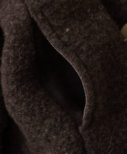 Vakker kåpe fra HUTTEliHUT med fine treknapper, lommer på sidene og en hette. Den tovede ulla er laget av 80% merinoull og 20% polyester. Kan vaskes i maskin på ullprogram 30 grader med vaskemiddel for ull/silke. Strekkes litt og tørkes flatt. Vårt tips er å ikke legge ull rett på varmekabler siden temperaturforskjell gjør at ullen krymper.