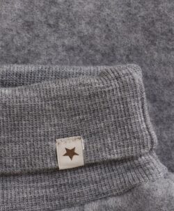 Nydelige ullfleece bukser fra HUTTEliHUT med en liten stjernelogo foran i midjen. Strikken i midjen og benåpningene sikrer god passform. Buksene er laget av 100 % merinoull, som holder deg varm på kalde vinterdager. Ved vask bruk et skånsomt ullvaskemiddel. Ikke bruk tøymykner. Velg alltid skånsom ullvask i maskin, og vreng plagget. Bruk et lavt sentrifugeringsprogram. Form plagget når det er vått. For håndvask, bruk lunkent vann og unngå å vri det opp. Trykk forsiktig med et håndkle for å fjerne overflødig vann. Legg flatt på et håndkle for å tørke – ikke legg på en radiator eller i en tørketrommel.