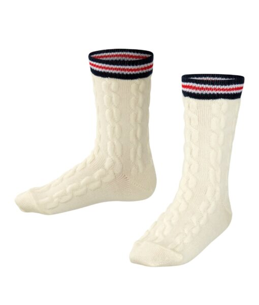 Falke Preppy Cable Kids ullsokker varmer og sitter godt på foten. Nydelig kabelstrikkmønster med striper i den ribbestrikkede kanten øverst på sokken. Laget av 66% ren ny ull og 34% polyamid. 