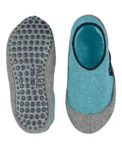 Bestselger Cosyshoe Kids Slippers fra Falke. Komfortabel og praktisk ull slippers fra Falke med antiskli under. Den er god og varm da den er laget av 90% ren ny ull og 10% polyamid med myk ullplysj på innsiden. Disse er enkle for barnet å ta av og på selv. Varme som tøfler men også så myke at man fint kan krype opp i sofaen med de på. Kan vaskes på ullprogram i vaskemaskinen 30 grader med vaskemiddel for ull/silke.