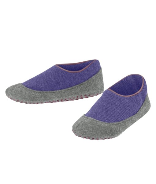 Bestselger Cosyshoe Kids Slippers fra Falke. Komfortabel og praktisk ull slippers fra Falke med antiskli under. Den er god og varm da den er laget av 90% ren ny ull og 10% polyamid med myk ullplysj på innsiden. Disse er enkle for barnet å ta av og på selv. Varme som tøfler men også så myke at man fint kan krype opp i sofaen med de på. Kan vaskes på ullprogram i vaskemaskinen 30 grader med vaskemiddel for ull/silke.
