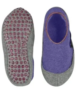 Bestselger Cosyshoe Kids Slippers fra Falke. Komfortabel og praktisk ull slippers fra Falke med antiskli under. Den er god og varm da den er laget av 90% ren ny ull og 10% polyamid med myk ullplysj på innsiden. Disse er enkle for barnet å ta av og på selv. Varme som tøfler men også så myke at man fint kan krype opp i sofaen med de på. Kan vaskes på ullprogram i vaskemaskinen 30 grader med vaskemiddel for ull/silke.