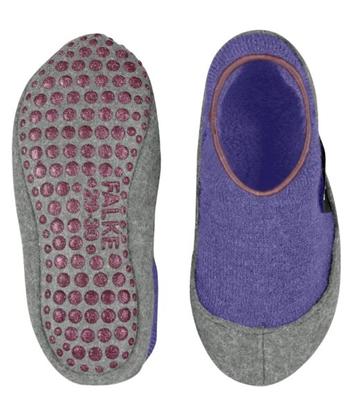 Bestselger Cosyshoe Kids Slippers fra Falke. Komfortabel og praktisk ull slippers fra Falke med antiskli under. Den er god og varm da den er laget av 90% ren ny ull og 10% polyamid med myk ullplysj på innsiden. Disse er enkle for barnet å ta av og på selv. Varme som tøfler men også så myke at man fint kan krype opp i sofaen med de på. Kan vaskes på ullprogram i vaskemaskinen 30 grader med vaskemiddel for ull/silke.