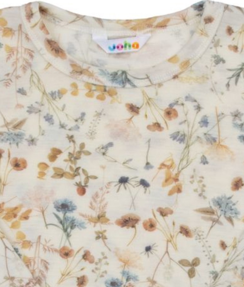 Ullgenser fra Joha i en myk og litt luftigere ullkvalitet laget av 100% merinoull. Nydelig mønster med blomster. Det er knapper på skulderen opp til str. 90 cm så den er lett å ta av og på for de minste. Kan maskinvaskes på ullprogram 40°C. Produsert i Europa. Sertifisert med OEKO-TEX® Standard 100 og Woolmark Pure New Wool.