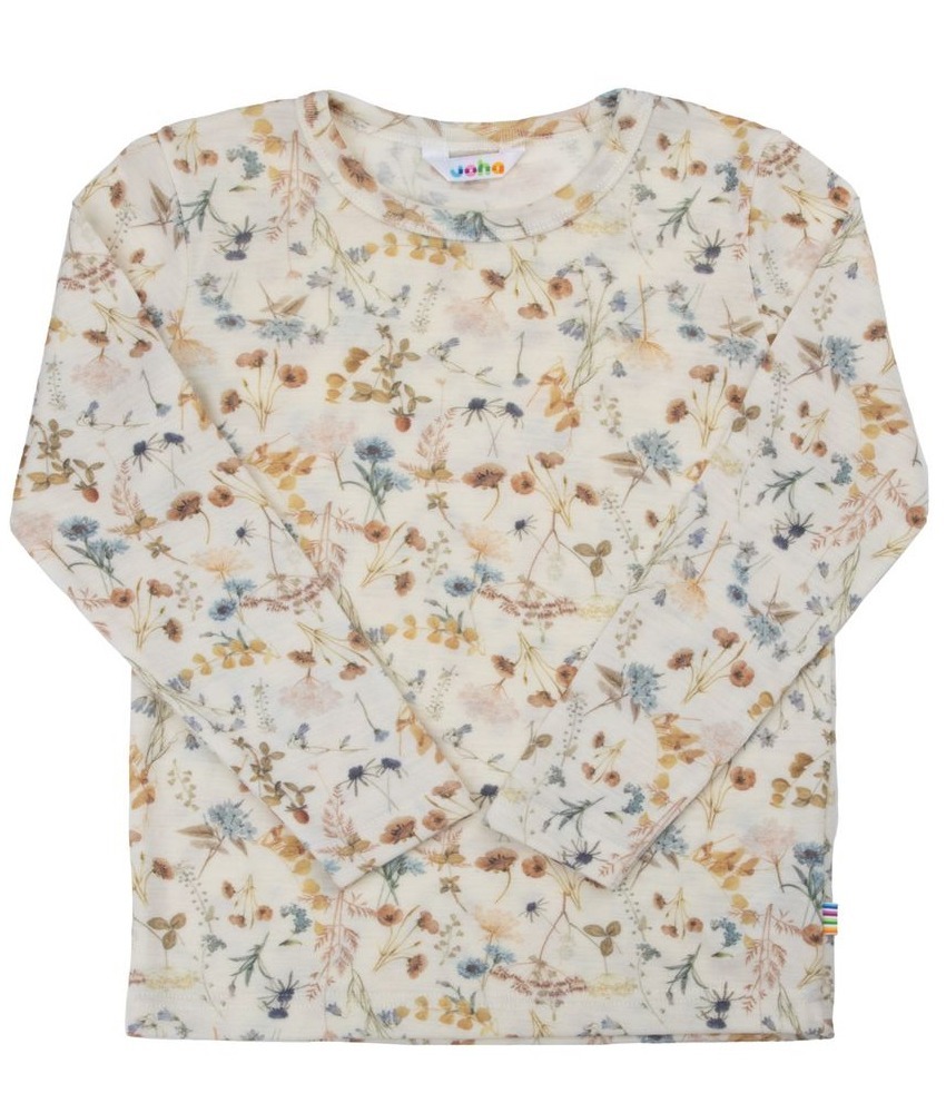 Ullgenser fra Joha i en myk og litt luftigere ullkvalitet laget av 100% merinoull. Nydelig mønster med blomster. Det er knapper på skulderen opp til str. 90 cm så den er lett å ta av og på for de minste. Kan maskinvaskes på ullprogram 40°C. Produsert i Europa. Sertifisert med OEKO-TEX® Standard 100 og Woolmark Pure New Wool.