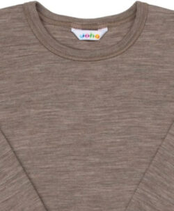 Genser fra Joha i en myk ull/silke kvalitet laget av 85% merinoull og 15% silke. Kan maskinvaskes på ullprogram 40°C. Produsert i Europa. Sertifisert med OEKO-TEX® Standard 100 & Woolmark Wool Rich Blend.