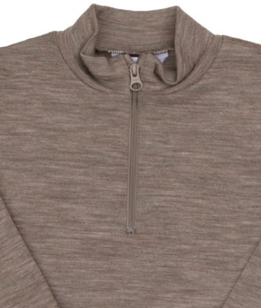 Genser med praktisk hals med glidelås fra Joha i en myk ull/silke kvalitet laget av 85% merinoull og 15% silke. Kan maskinvaskes på ullprogram 40°C. Produsert i Europa. Sertifisert med OEKO-TEX® Standard 100 & Woolmark Wool Rich Blend.