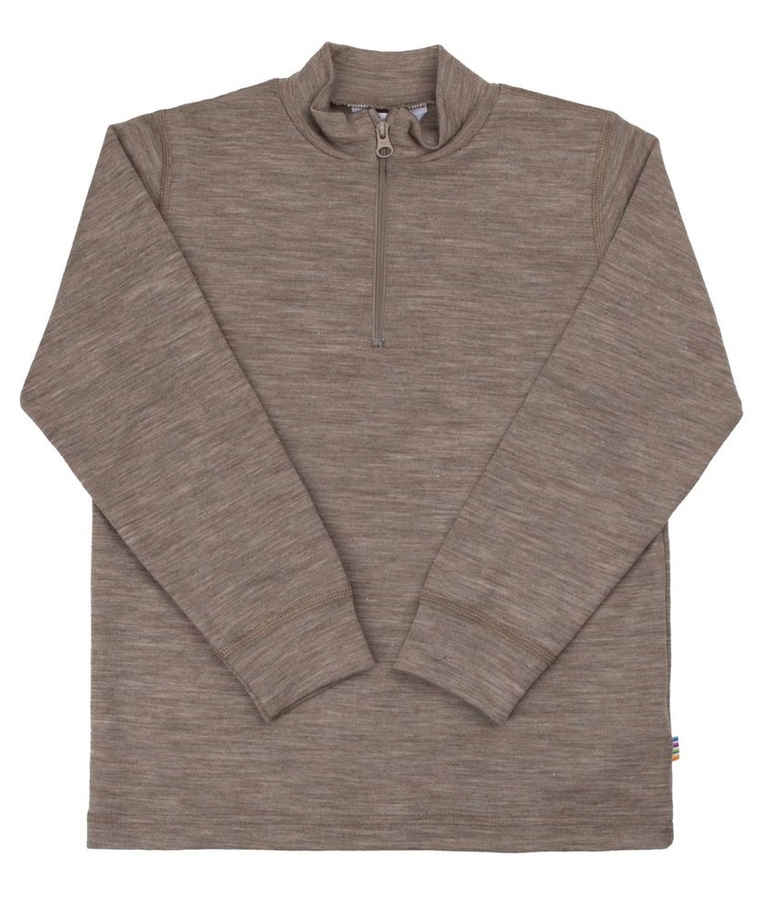 Genser med praktisk hals med glidelås fra Joha i en myk ull/silke kvalitet laget av 85% merinoull og 15% silke. Kan maskinvaskes på ullprogram 40°C. Produsert i Europa. Sertifisert med OEKO-TEX® Standard 100 & Woolmark Wool Rich Blend.