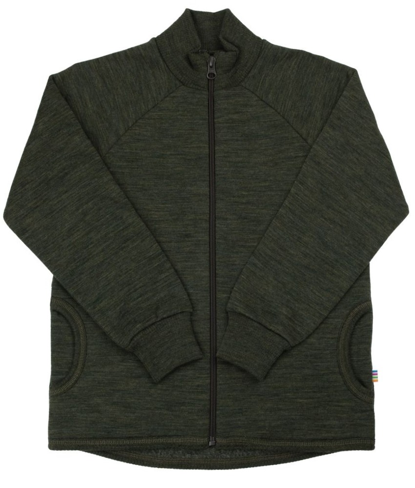 Supermyk og varm jakke fra Joha med børstet ullfleece på innsiden. Dette er en kvalitet som luner ekstra godt. Praktisk med glidelås, lommer, hull til tomlene og hals som luner. Super som lag 2 under yttertøy eller alene som et lag 2. Passer sammen med bukse i samme myke kvalitet. Laget av 95% merinoull og 5% polyamid. Kan maskinvaskes på ullprogram 40°C. Produsert i Europa. Sertifisert med Standard 100 fra OEKO-TEX® og Woolmark Wool Rich Blend.