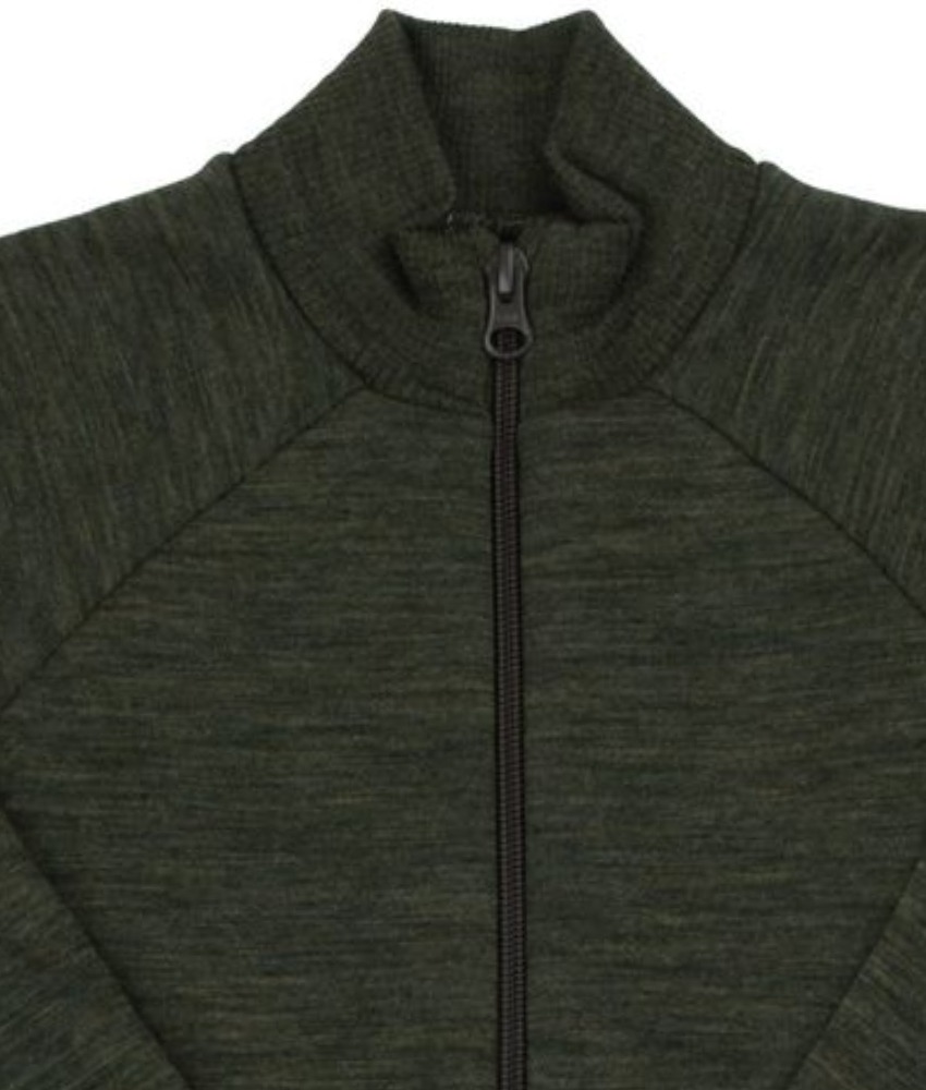 Supermyk og varm jakke fra Joha med børstet ullfleece på innsiden. Dette er en kvalitet som luner ekstra godt. Praktisk med glidelås, lommer, hull til tomlene og hals som luner. Super som lag 2 under yttertøy eller alene som et lag 2. Passer sammen med bukse i samme myke kvalitet. Laget av 95% merinoull og 5% polyamid. Kan maskinvaskes på ullprogram 40°C. Produsert i Europa. Sertifisert med Standard 100 fra OEKO-TEX® og Woolmark Wool Rich Blend.