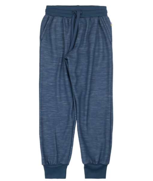Joggebukse fra Joha i myk ull/bambusviskose. Buksen har lommer og god strikk i lovet med knyting som kan strammes. Det er myk bambusviskose innerst mot huden og ull på utsiden som luner godt. Dette er en ullkvalitet som er fin for sensitiv hud. Laget av 52% merinoull, 44% økologisk bambusviskose og 4% polyamid. Kan maskinvaskes på ullprogram 40°C. Produsert i Europa. Sertifiseringer: OEKO-TEX® Standard 100 & Woolmark Wool Rich Blend.