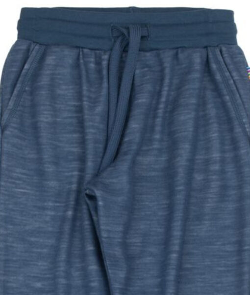 Joggebukse fra Joha i myk ull/bambusviskose. Buksen har lommer og god strikk i lovet med knyting som kan strammes. Det er myk bambusviskose innerst mot huden og ull på utsiden som luner godt. Dette er en ullkvalitet som er fin for sensitiv hud. Laget av 52% merinoull, 44% økologisk bambusviskose og 4% polyamid. Kan maskinvaskes på ullprogram 40°C. Produsert i Europa. Sertifiseringer: OEKO-TEX® Standard 100 & Woolmark Wool Rich Blend.