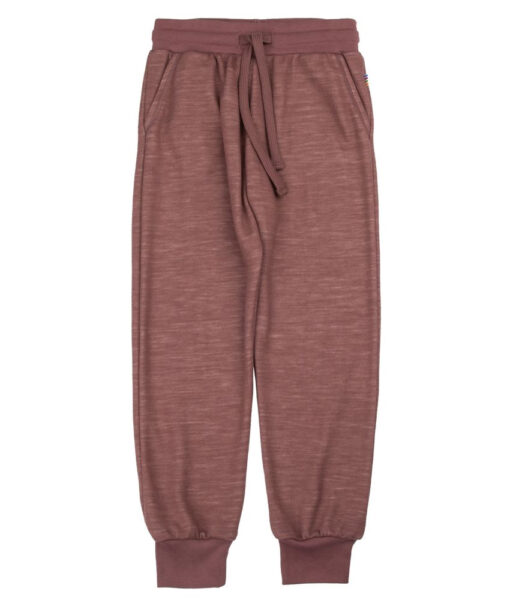 Joggebukse fra Joha i myk ull/bambusviskose. Buksen har lommer og god strikk i lovet med knyting som kan strammes. Det er myk bambusviskose innerst mot huden og ull på utsiden som luner godt. Dette er en ullkvalitet som er fin for sensitiv hud. Laget av 52% merinoull, 44% økologisk bambusviskose og 4% polyamid. Kan maskinvaskes på ullprogram 40°C. Produsert i Europa. Sertifiseringer: OEKO-TEX® Standard 100 & Woolmark Wool Rich Blend.