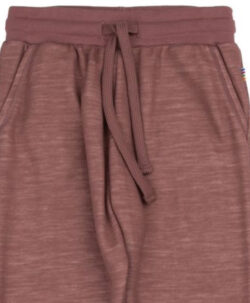 Joggebukse fra Joha i myk ull/bambusviskose. Buksen har lommer og god strikk i lovet med knyting som kan strammes. Det er myk bambusviskose innerst mot huden og ull på utsiden som luner godt. Dette er en ullkvalitet som er fin for sensitiv hud. Laget av 52% merinoull, 44% økologisk bambusviskose og 4% polyamid. Kan maskinvaskes på ullprogram 40°C. Produsert i Europa. Sertifiseringer: OEKO-TEX® Standard 100 & Woolmark Wool Rich Blend.