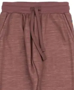 Joggebukse fra Joha i myk ull/bambusviskose. Buksen har lommer og god strikk i lovet med knyting som kan strammes. Det er myk bambusviskose innerst mot huden og ull på utsiden som luner godt. Dette er en ullkvalitet som er fin for sensitiv hud. Laget av 52% merinoull, 44% økologisk bambusviskose og 4% polyamid. Kan maskinvaskes på ullprogram 40°C. Produsert i Europa. Sertifiseringer: OEKO-TEX® Standard 100 & Woolmark Wool Rich Blend.