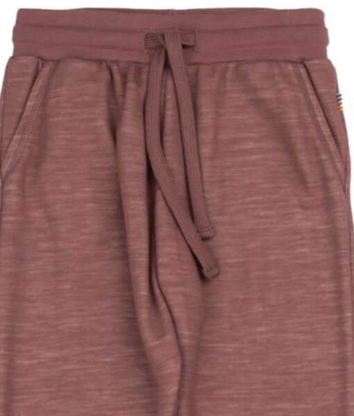 Joggebukse fra Joha i myk ull/bambusviskose. Buksen har lommer og god strikk i lovet med knyting som kan strammes. Det er myk bambusviskose innerst mot huden og ull på utsiden som luner godt. Dette er en ullkvalitet som er fin for sensitiv hud. Laget av 52% merinoull, 44% økologisk bambusviskose og 4% polyamid. Kan maskinvaskes på ullprogram 40°C. Produsert i Europa. Sertifiseringer: OEKO-TEX® Standard 100 & Woolmark Wool Rich Blend.
