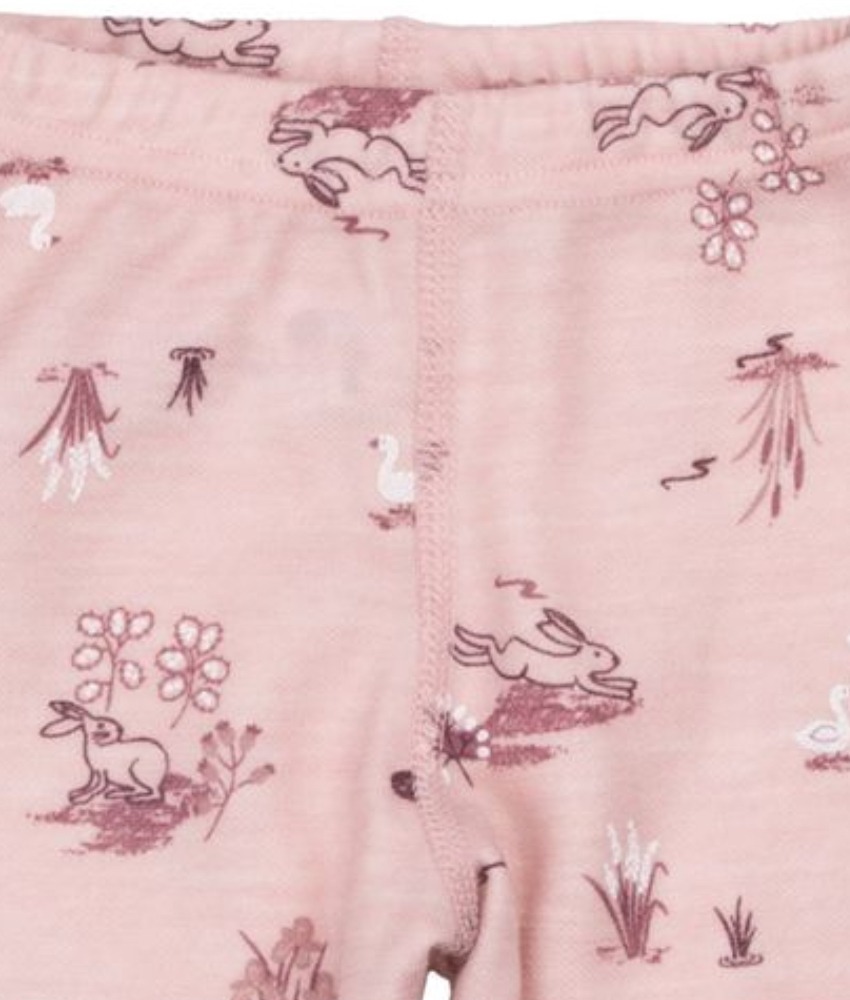 Longs fra Joha i myk ull/bambusviskose. Det er myk bambusviskose innerst mot huden og ull på utsiden som luner godt. Dette er en ullkvalitet som er fin for sensitiv hud. Laget av 52% merinoull, 44% økologisk bambusviskose og 4% polyamid. Kan maskinvaskes på ullprogram 40°C. Produsert i Europa. Sertifiseringer: OEKO-TEX® Standard 100 & Woolmark Wool Rich Blend.