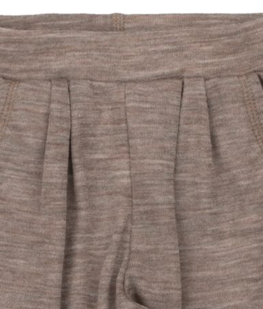 Praktisk bukse med lommer fra Joha i en myk ullkvalitet laget av 85% merinoull og 15% silke. Kan maskinvaskes på ullprogram 40°C. Produsert i Europa. Sertifisert med Standard 100 fra OEKO-TEX® og Woolmark Pure New Wool.