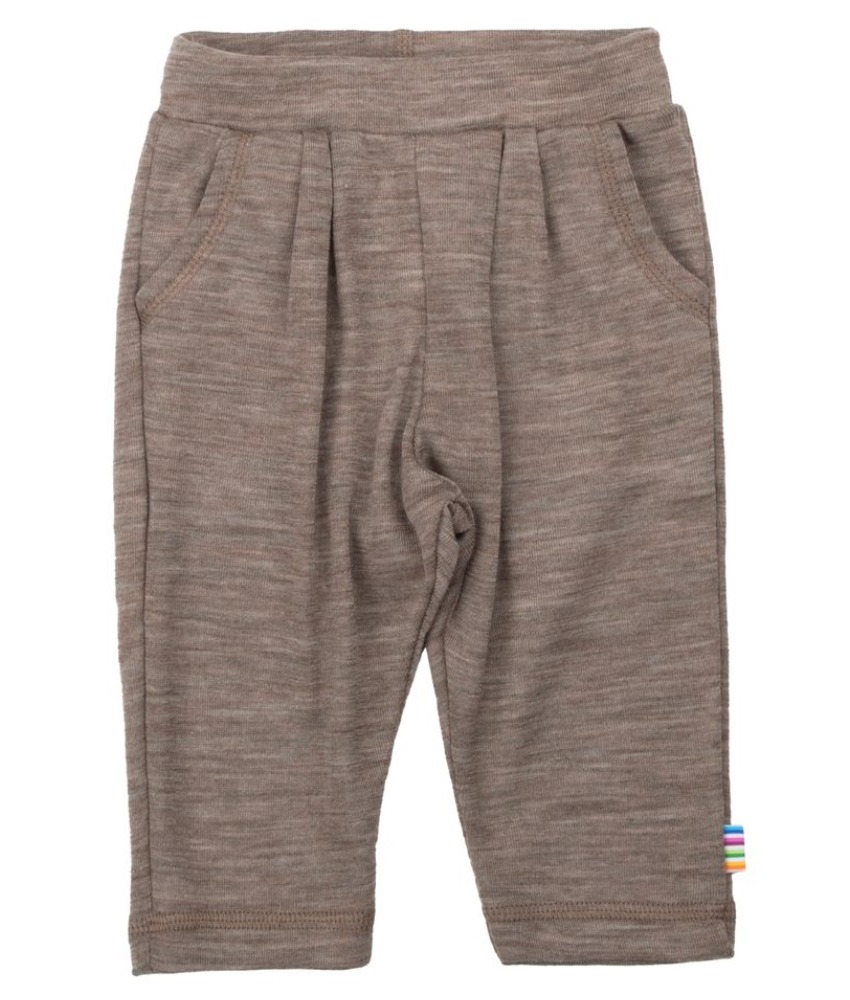 Praktisk bukse med lommer fra Joha i en myk ullkvalitet laget av 85% merinoull og 15% silke. Kan maskinvaskes på ullprogram 40°C. Produsert i Europa. Sertifisert med Standard 100 fra OEKO-TEX® og Woolmark Pure New Wool.