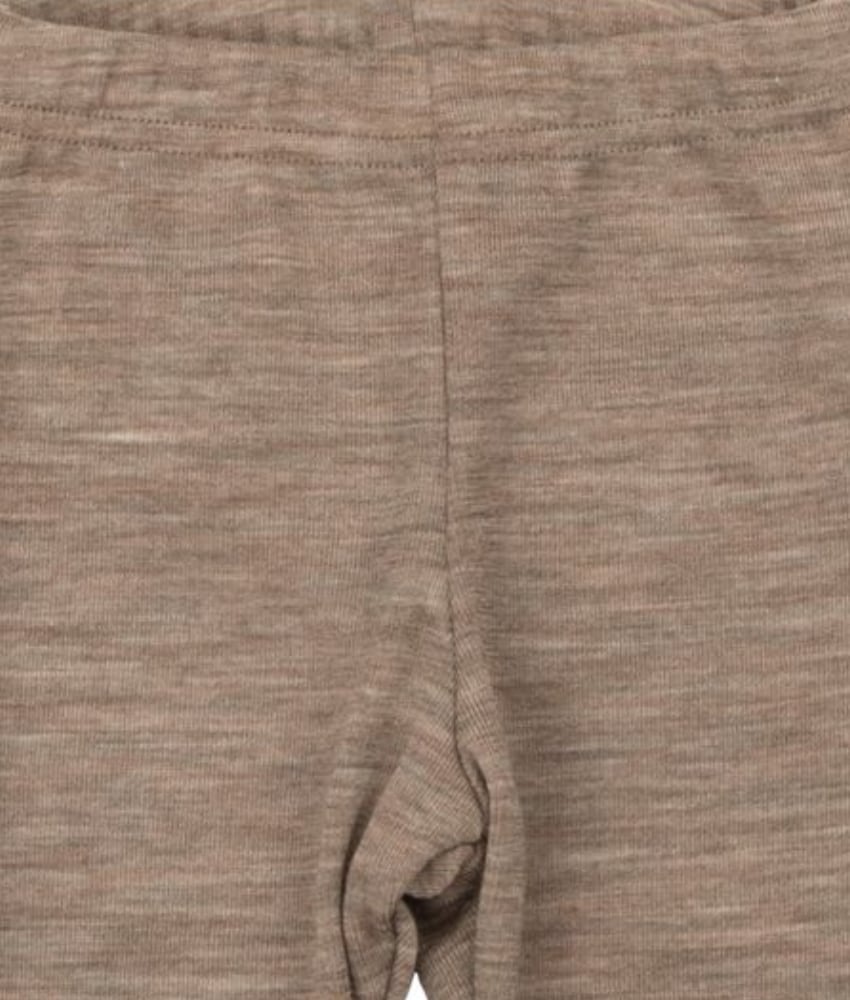 Longs fra Joha i en myk ullkvalitet laget av 85% merinoull og 15% silke. Kan maskinvaskes på ullprogram 40°C. Produsert i Europa. Sertifisert med Standard 100 fra OEKO-TEX® og Woolmark Pure New Wool.