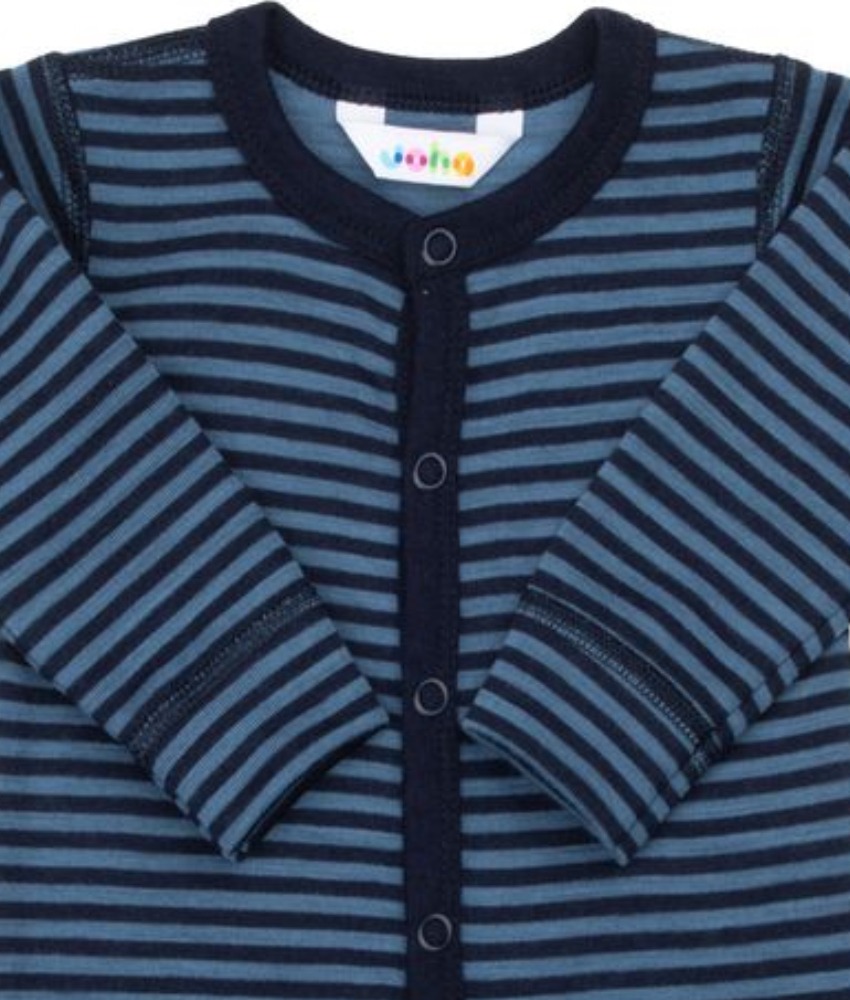 Heldrakt fra Joha i en myk og litt tykkere slitesterk ullkvalitet laget av 94% merinoull og 6% polyamid. Kan maskinvaskes på ullprogram 40°C. Produsert i Europa. Sertifisert med OEKO-TEX® Standard 100 og Woolmark Wool Rich Blend.