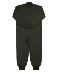 Varm og myk ulldress fra Joha med tynn ullfleece på innsiden. Praktisk glidelås, lommer og hull til tomlene er fine detaljer. Super som lag 2 under yttertøy eller som kosedress. Laget av 95% merinoull og 5% polyamid. Sertifisert med Standard 100 fra OEKO-TEX® og Woolmark Wool Rich Blend.